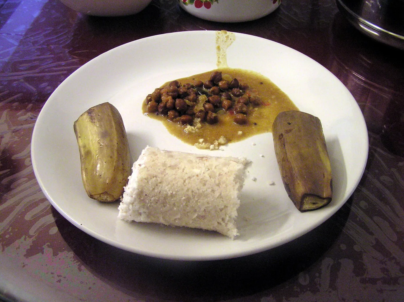 Coconut puttu, kadala curry, and steamed banana.